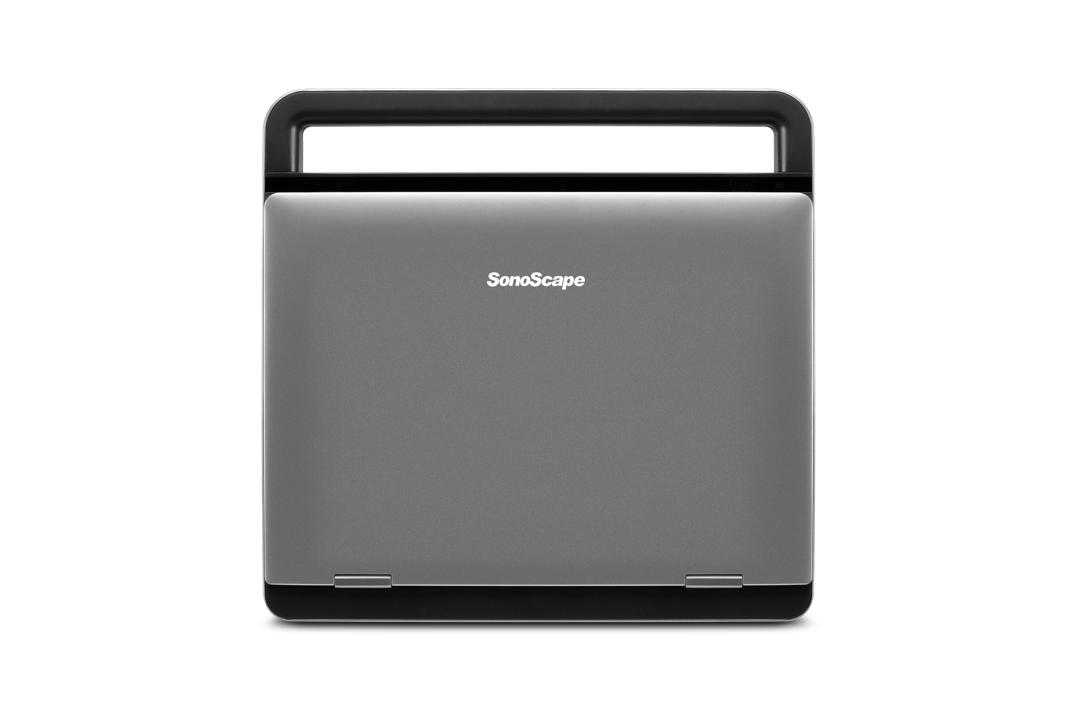 Ecografo portatile Sonoscape X10 chiuso, vista frontale della maniglia e del logo